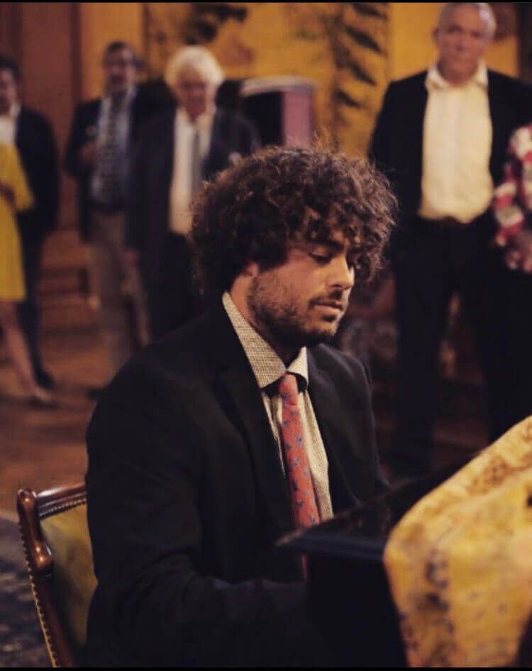Hugo Laroche, pianista y compositor, al piano